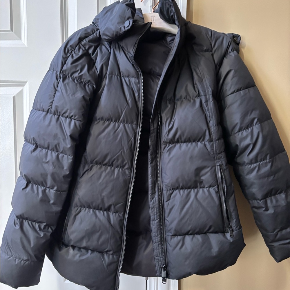 Athleta NWOT Downtown Puffer jacket. Zip off hood. Zipper pockets.